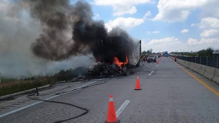 Infierno consumió un tráiler en el Macrolibramiento