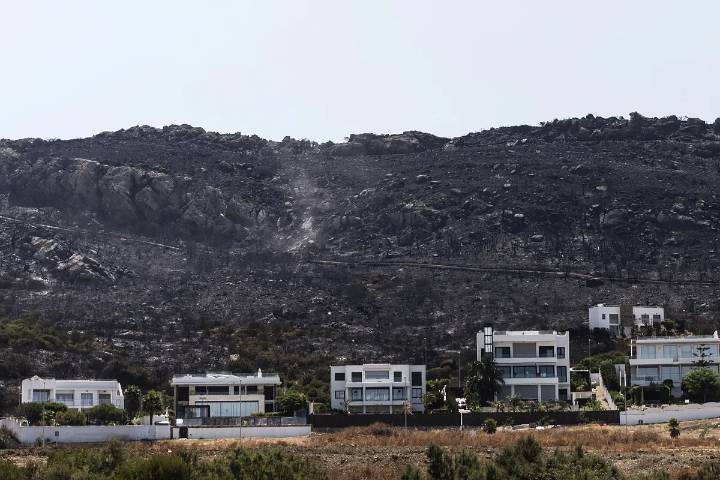 Chalets de 6.000 euros la semana y habitaciones a 700 euros la noche cercados por las llamas en Tarifa: "¡Alejaos del fuego! Esto es una ratonera"