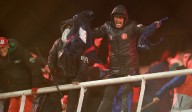 Hinchas de Independiente y U de Chile se enfrentan en la tribuna; suspenden el partido