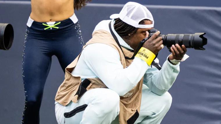 Marshawn Lynch turns heads as NFL photographer at Seahawks