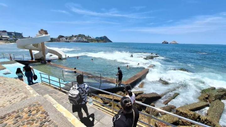 Reabren alberca de la Carpa Olivera al público y turistas aprovechan para pasar el día