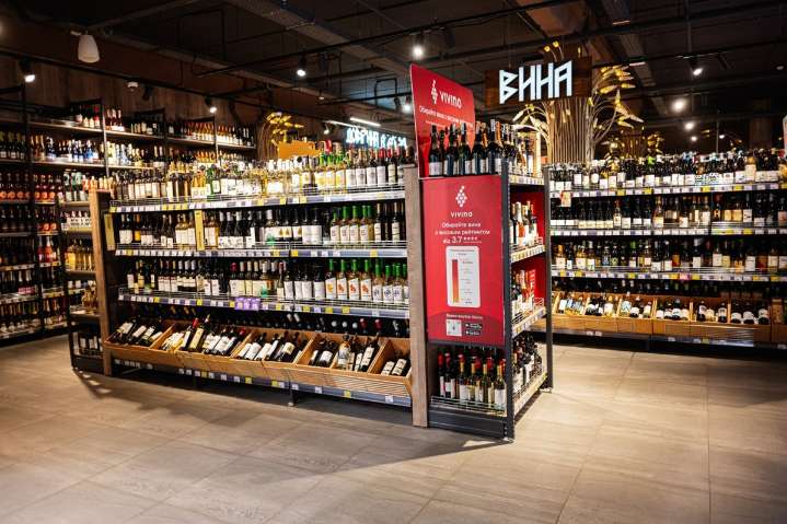 Productores europeos de alcohol enfrentan una crisis por aranceles a la UE
