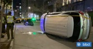 Reportan accidente en centro de Santiago: choque con taxi deja a un auto volcado