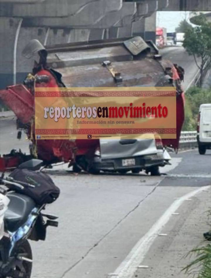 TRAÍLER SE INCENDIÓ Y SU CAJA CAYO ENCIMA DE UNA CAMIONETA EN PUEBLA