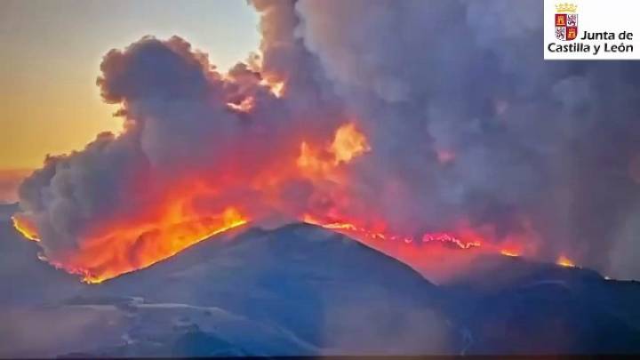 Vídeo del avance del incendio de Fasgar en León: así devoran las llamas una ladera