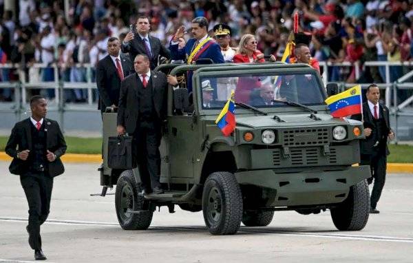 Buques de guerra se acercan por Maduro; venezolanos no se inmutan