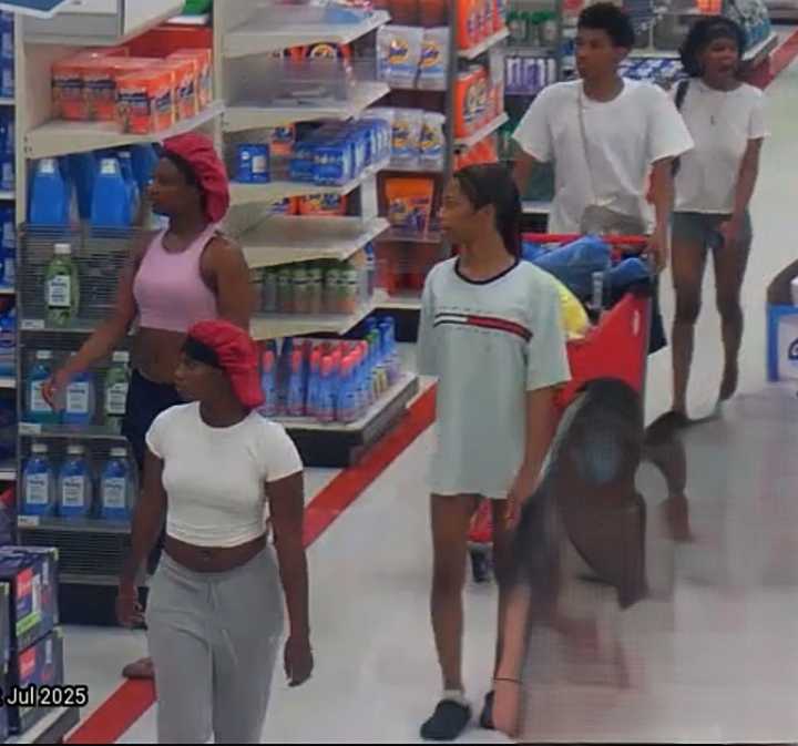Las Vegas police search for 5 suspects in armed robbery