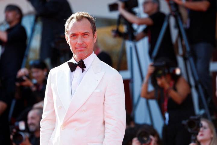 Jude Law y Alicia Vikander sorprendieron con sus looks en la alfombra roja del Festival de Venecia
