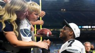 Raiders' Smith, Crosby gesture at Seahawks fans