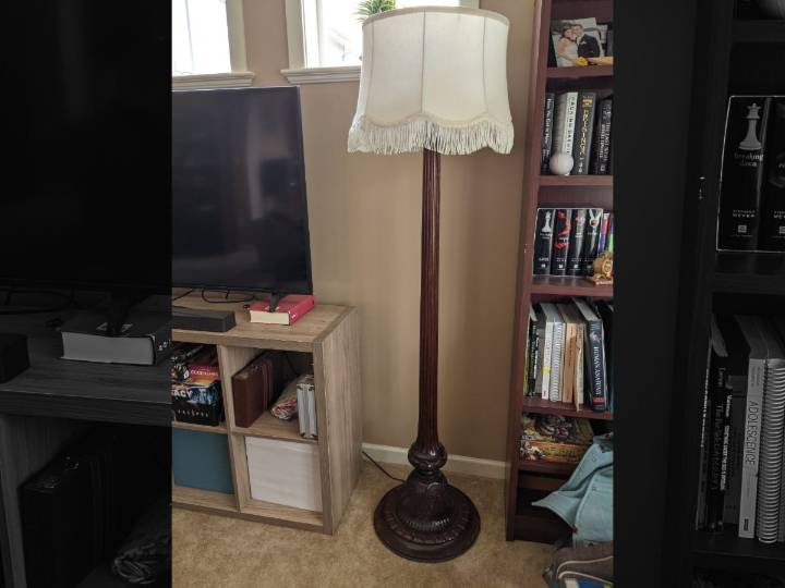 Victoria family looking to shine a light on their missing lamp
