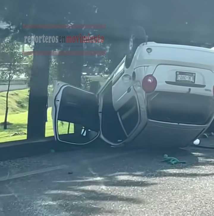 OTRA VOLCADURA VEHICULAR EN LA CAPITAL MEXIQUENSE