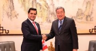 A estudiar Chino Mandarín Federico Tong, presidente del Instituto Peruano del Deporte, se reunió con Song Yang, embajador de la República Popular China y se acordó que dep...