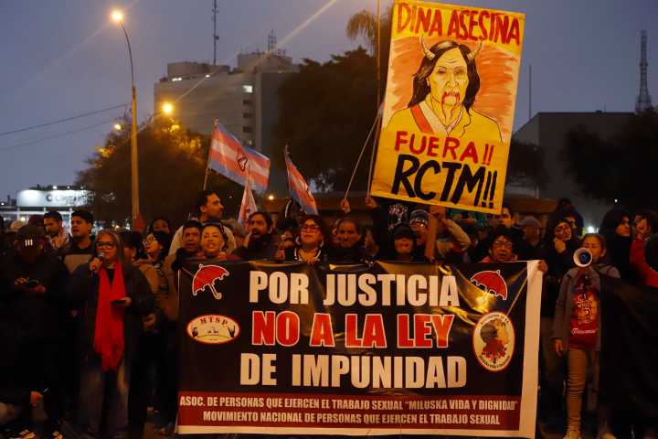 Familias de víctimas de matanzas en Perú se plantan contra amnistía a policías y militares
