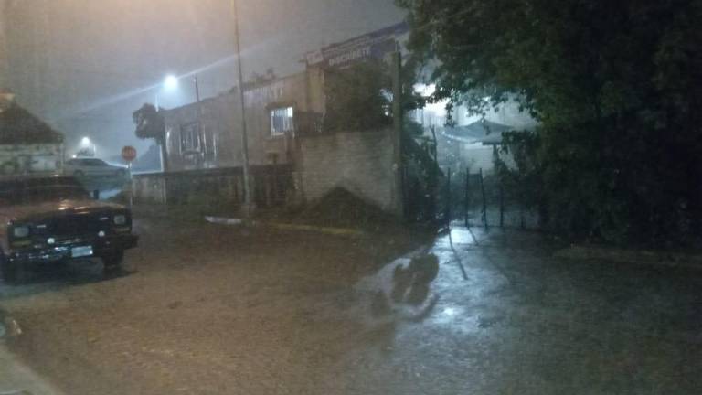 Se registra lluvia intensa con actividad eléctrica en Rosario