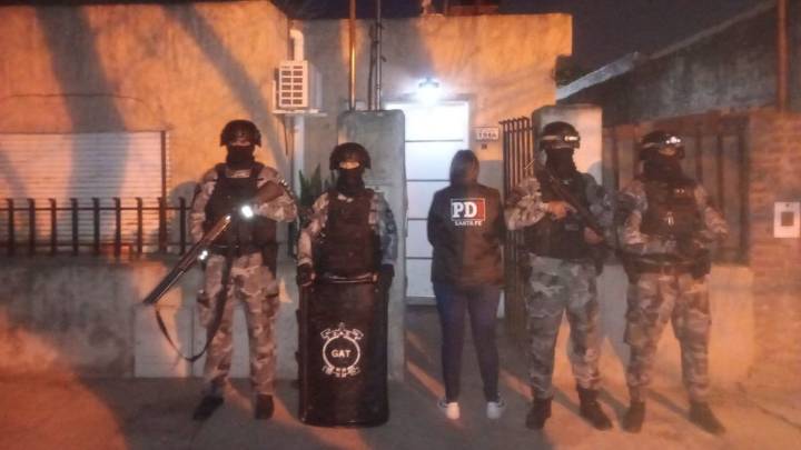 Dos detenidas en Villa Gobernador Gálvez tras nueve allanamientos a una banda de Dani "Gordo" Noguera