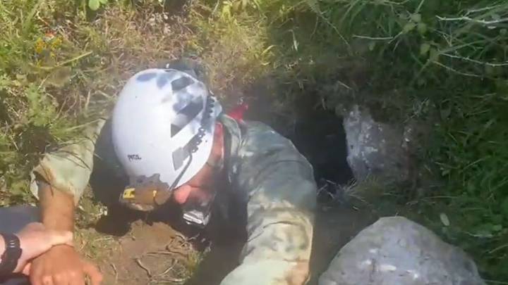 La Guardia Civil detona tres granadas localizadas en el interior de una cueva en El Mazuco