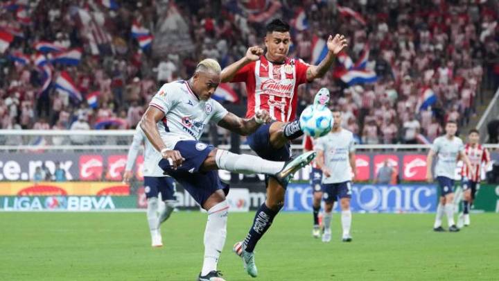 Cruz Azul vence a Chivas en duelo polémico