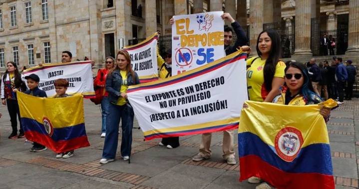 Deportistas colombianos protestan contra recorte de presupuesto en 2026 para su sector