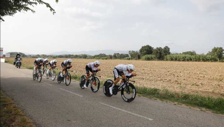UAE se lleva la crono por equipos de La Vuelta