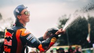 Marc Márquez gana al sprint en Austria con Acosta tercero