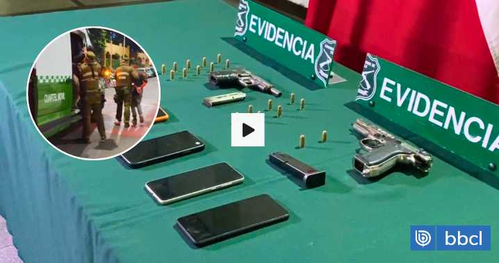 Tres detenidos y pistolas incautadas: manipulaban armas al interior de auto en el centro de Santiago