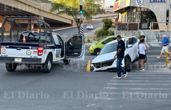Galería.- Conductora cae en su Hyundai a un desfogue de agua pluvial