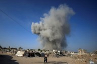 Israel bombardea los suburbios de la ciudad de Gaza y promete continuar con su ofensiva