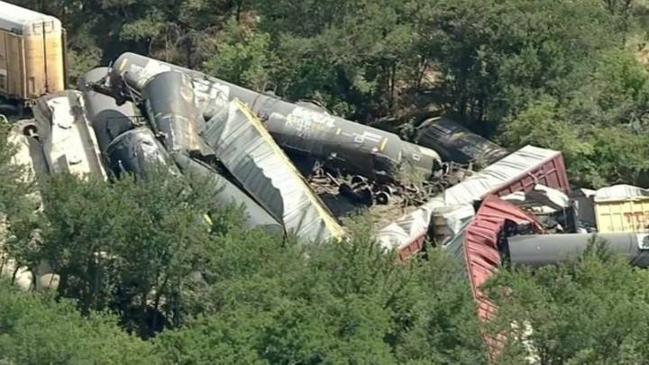 Descarrilan 35 vagones de un tren en Texas; transportaban material peligroso