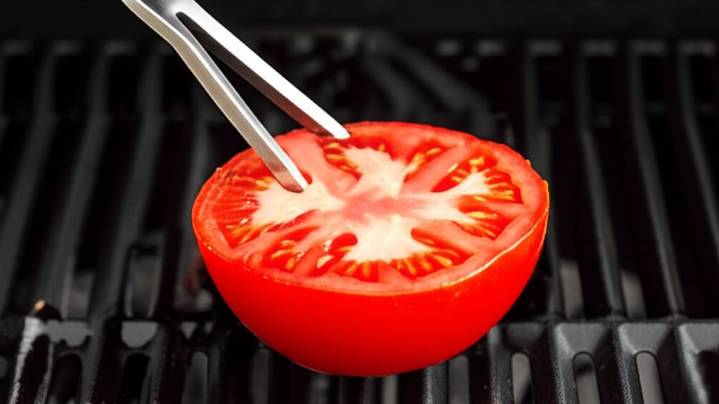 Pocos lo saben: para qué sirve pasar medio tomate sobre la parrilla caliente