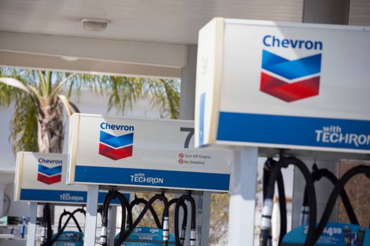 Chevron Stock: Hess Acquisition, Strong FCF, Cheap P/E (NYSE:CVX)