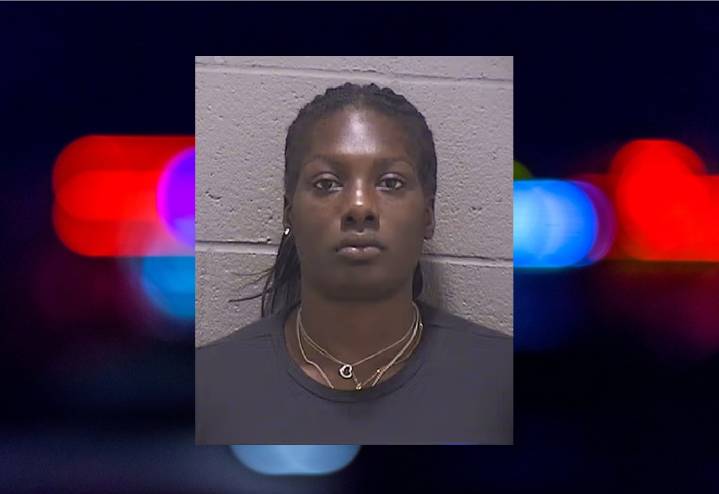 Madre enfrenta cargos por la muerte accidental de su hijo en Durham