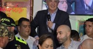 Álvaro Uribe hace mitin electoral tras quedar en libertad