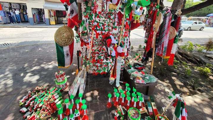 Se instalan comerciantes de artículos alusivos al mes patrio en Acámbaro