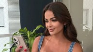 Laura Spoya es captada con "misterioso" acompañante encapuchado en restaurante