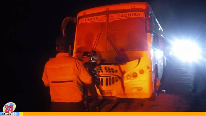Mujer perdió la vida tras lanzarse de una buseta en Yaracuy