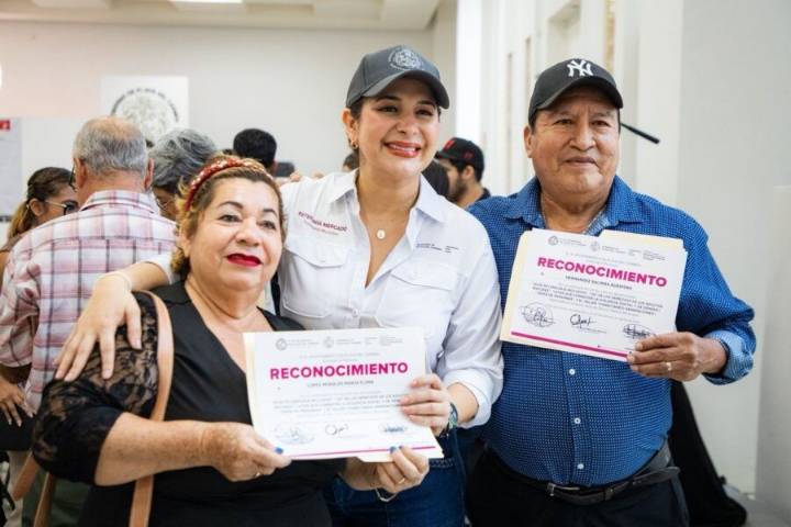 Estefanía Mercado entrega reconocimientos a adultos mayores del programa Vigilantes Ciudadanos