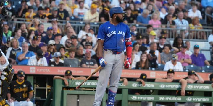 Vladimir Guerrero Jr. exits vs. Pirates with hamstring injury