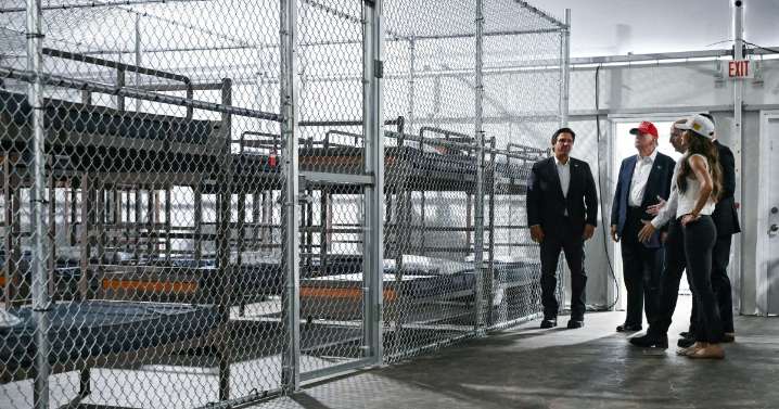 Una jueza federal ordena el desmantelamiento del centro migratorio en los 'Alligator Alcatraz' por su impacto ambiental