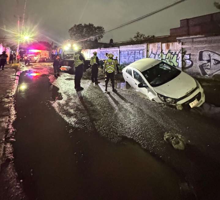 Fuertes lluvias dejan encharcamientos y vehículos varados en Ecatepec