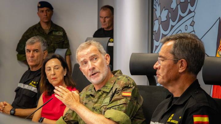 El rey Felipe VI visita el cuartel de la UME y transmite su agradecimiento y apoyo a efectivos y afectados