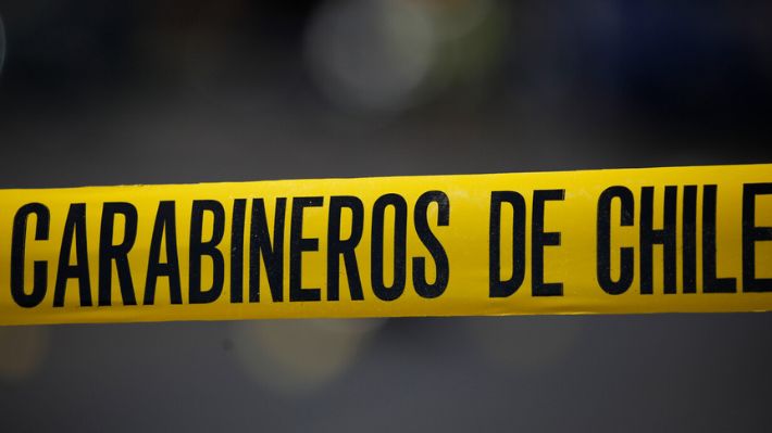 Motociclista fallece tras accidente de tránsito en Maipú: Auto lo impactó y terminó volcado en una vivienda