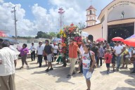Devoción bajo el sol: Feligreses de Kantunilkín honran a la Virgen de la Asunción durante recorrido religioso