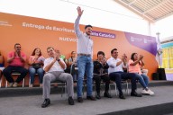 NL entrega 218 escrituras a familias de la colonia Puerta del Sol