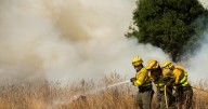 «Estrategias temerarias»: los bomberos exigen ceses tras el caos en la gestión de incendios