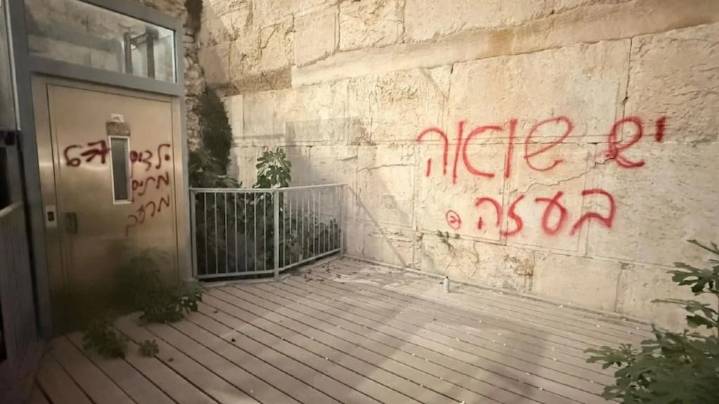 “Hay un Holocausto en Gaza”: conmoción en Israel por una pintada en el Muro de los Lamentos de Jerusalén