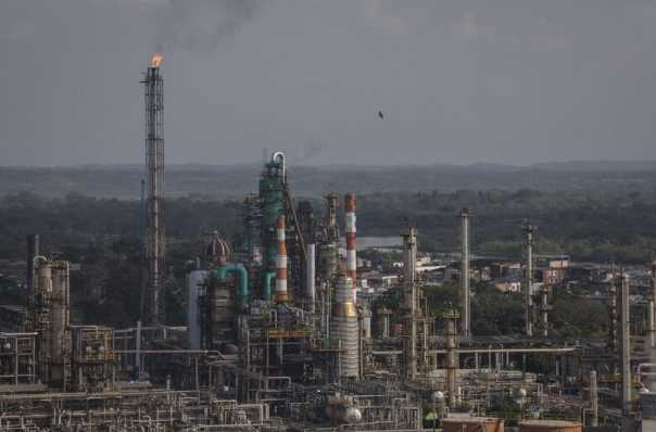 El corazón petrolero golpeado: caída del 46 % en utilidades y presión sobre la industria