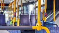 Revuelo por una jubilada de 87 años que paga mal un billete de bus y el error le sale 25 veces más caro