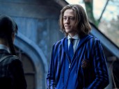 El actor de Merlina que Netflix echó por una acusación de abuso sexual y ahora trabaja en un bar, en vez de estar en la nueva temporada