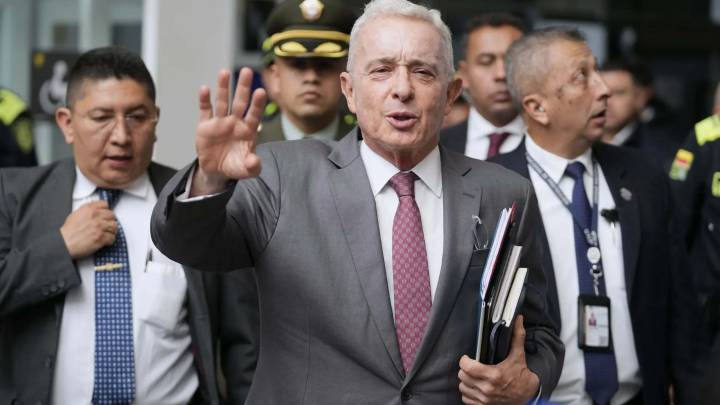 El Tribunal Superior de Bogotá ordena la libertad del expresidente Álvaro Uribe, quien promete "trabajar" por Colombia