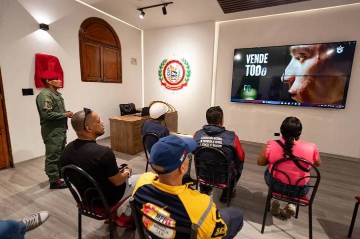Cuartel donde está la tumba de Hugo Chávez acoge en Venezuela registro de milicianos